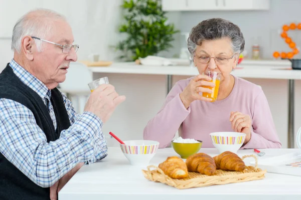 Couple âgé s'amuser dans la cuisine à l'heure du petit déjeuner — Photo