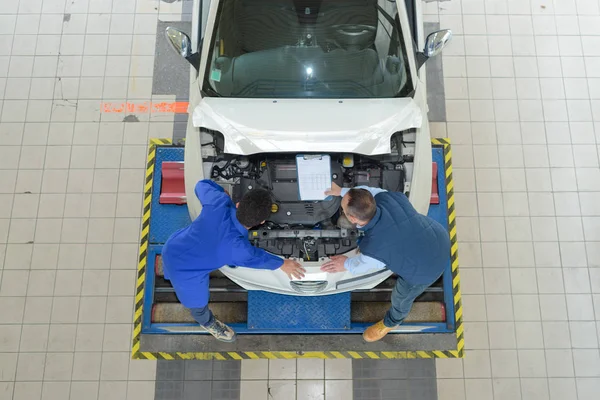 Vista superior de um carro a ser reparado numa garagem — Fotografia de Stock