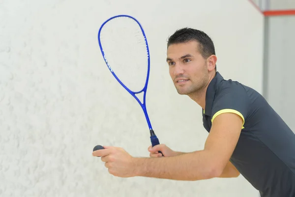 Muž chystá sloužit hrát squash — Stock fotografie
