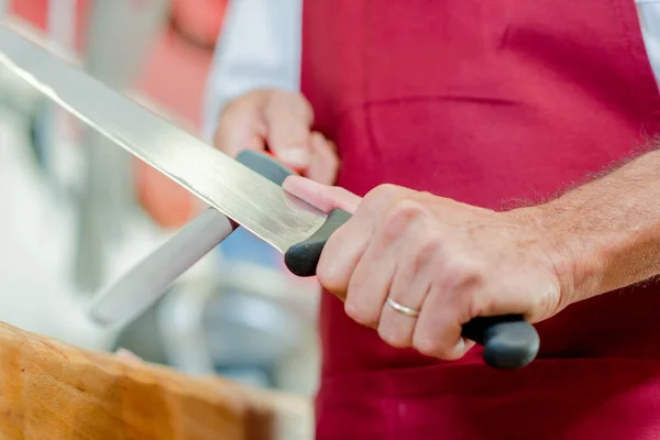 Cuchillo afilador hombre con un acero —  Fotos de Stock