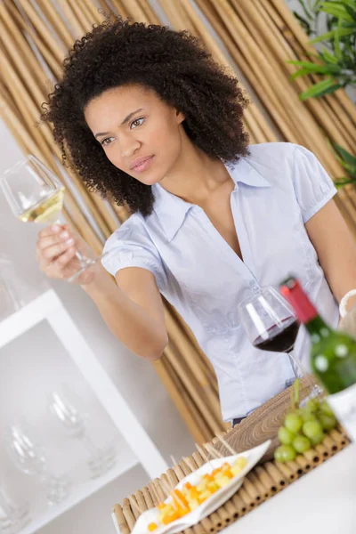 Mulher atraente degustação de vinho enquanto sentado no restaurante — Fotografia de Stock