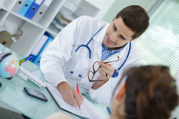 Médico jovem com paciente — Fotografia de Stock