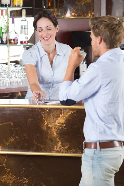 Homem flertando com o barista — Fotografia de Stock