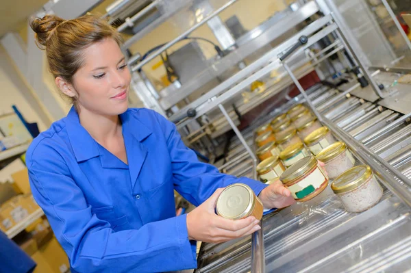 Factory worker checking jars — Stock Photo, Image