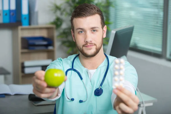 Doctor showing the right choice — Stock Photo, Image