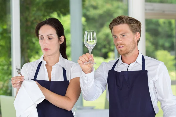 Serveerster en ober werken in staaf — Stockfoto