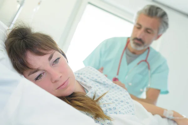 Schöne Patientin in einem Krankenhauszimmer — Stockfoto