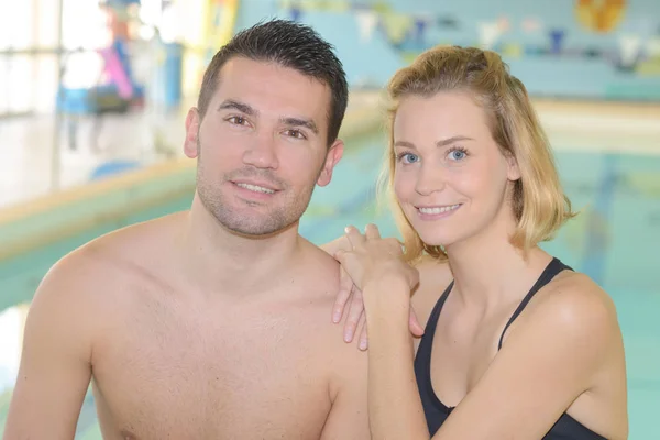 Passionate young couple in swimming pool — Stock Photo, Image