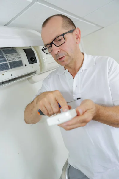 Técnico de Aire Acondicionado preparándose para instalar nuevo acondicionador de aire —  Fotos de Stock