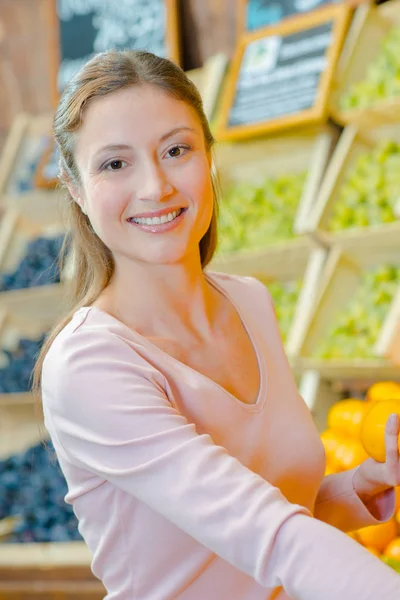 Porträt einer Dame im Gemüsehändler — Stockfoto