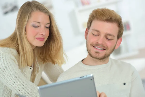 Socializar usando una tableta — Foto de Stock