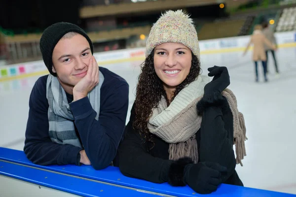 Portrait de jeune couple sur le côté de la patinoire — Photo