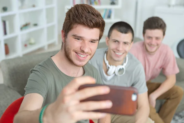 Três rapazes a tirar selfie. — Fotografia de Stock