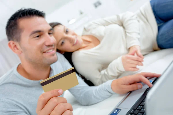 Couple buying online with a laptop and credit card — Stock Photo, Image