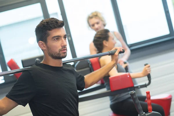 Atleta muscular en clase de fitness — Foto de Stock