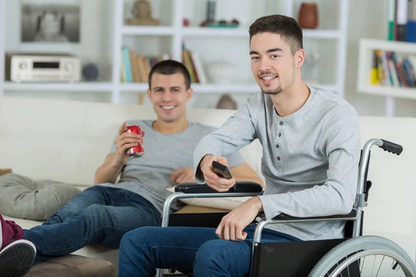 Homens assistindo programa de televisão — Fotografia de Stock