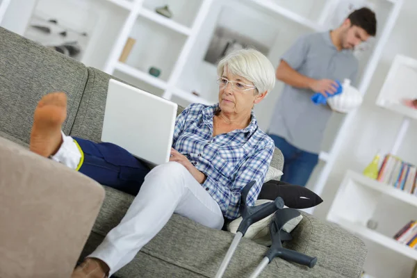 Senior injured woman with laptop — Stock Photo, Image