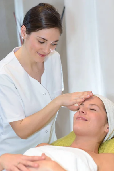 Brunetta ottenere massaggio alla testa trattamento spa — Foto Stock