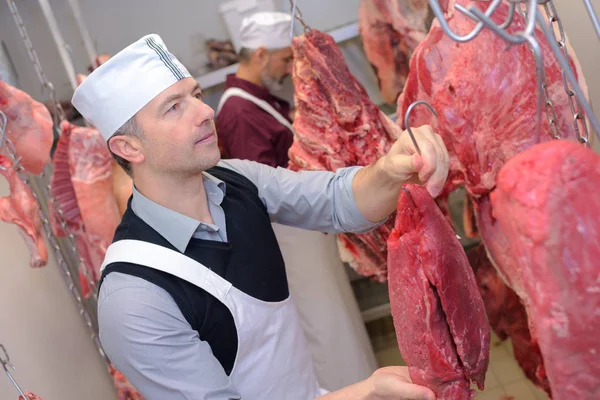 Carne vermelha pendurada nos ganchos — Fotografia de Stock