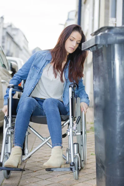 Женщина на инвалидной коляске в узких углах — стоковое фото