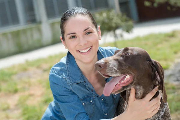 Shelter keeper loves her residents — Stock Photo, Image