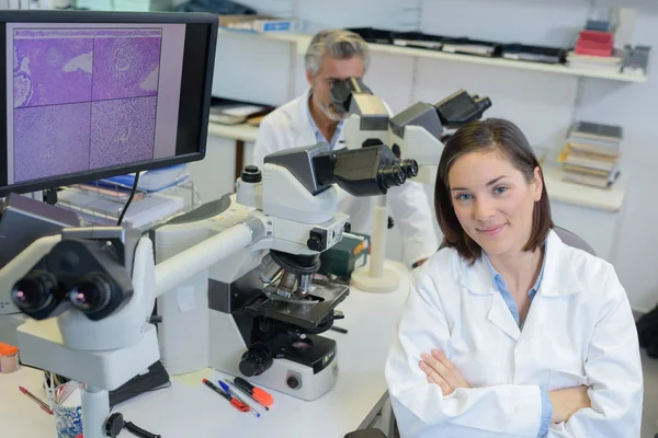 Retrato de senhora no laboratório — Fotografia de Stock