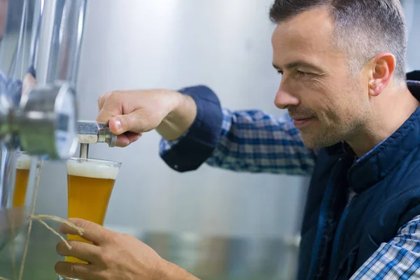 Fabricante masculino ajustando medidor de pressão na cervejaria — Fotografia de Stock