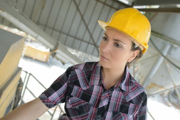 Bir fabrikada çalışan genç kadın mühendisi — Stok fotoğraf
