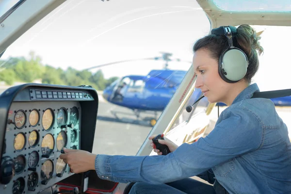 Mulher aos comandos de um helicóptero — Fotografia de Stock