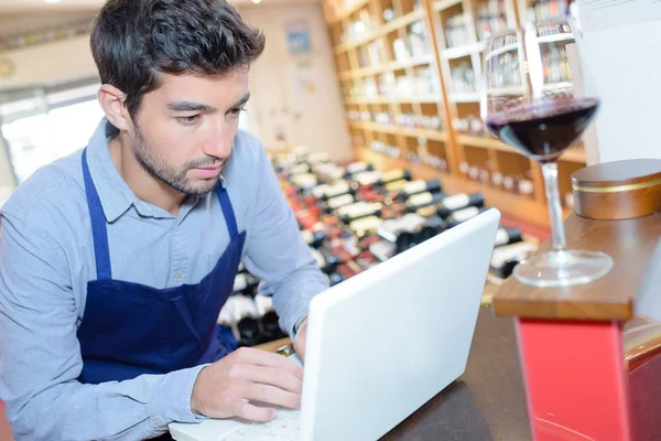 Porträt eines männlichen Verkäufers in Uniform, der die Boutique leitet — Stockfoto