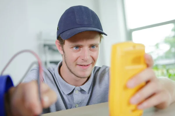 Uomo eccitato utilizzando multi metro — Foto Stock