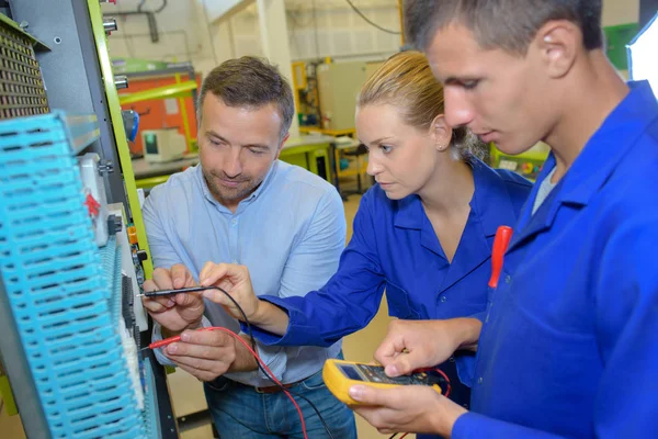 Electrician explaining trainees building electric plan — Stock Photo, Image