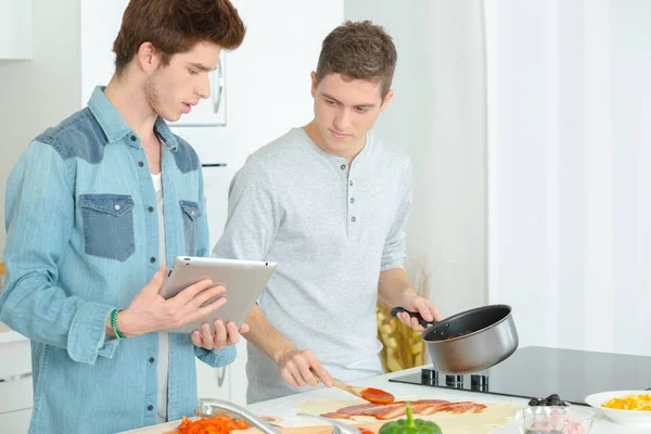 2 jóvenes cocinando juntos en casa — Foto de Stock