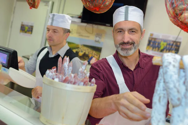 La exhibición de salchichas y el trabajo —  Fotos de Stock