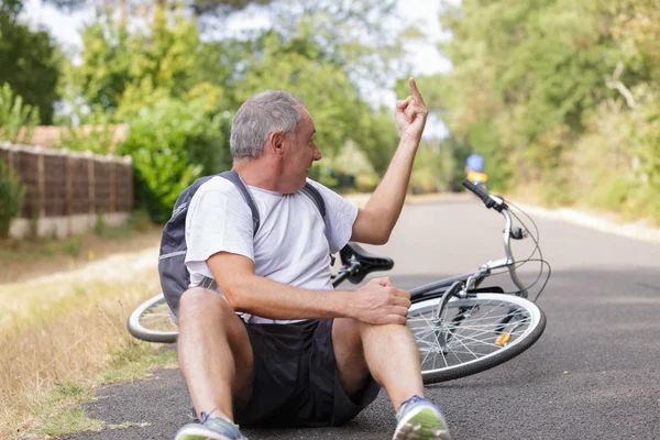 Man viel op zijn fiets — Stockfoto