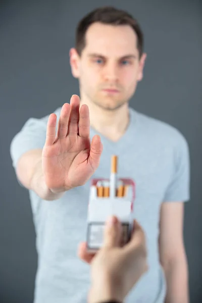 Uomo che mostra mano smettere di fumare — Foto Stock