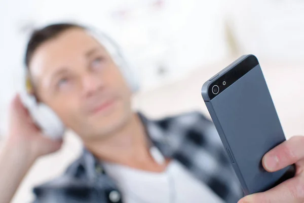 Homem bonito ouve música em seu ipod — Fotografia de Stock