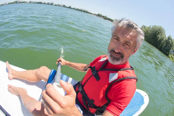 Homme prendre une pause de stresser la vie de la ville — Photo