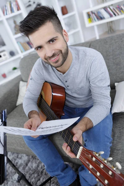 Portrait of male guitarist — Stock Photo, Image