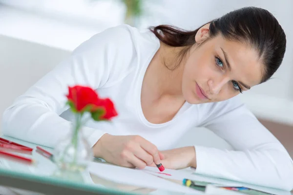 Jovem artista feminina copiando rosas vermelhas — Fotografia de Stock