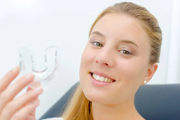 歯肉保護の女性 — ストック写真
