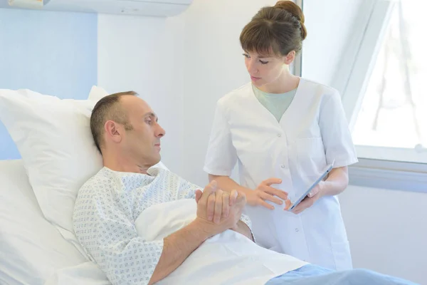Медсестра ухаживает за больничной палатой — стоковое фото