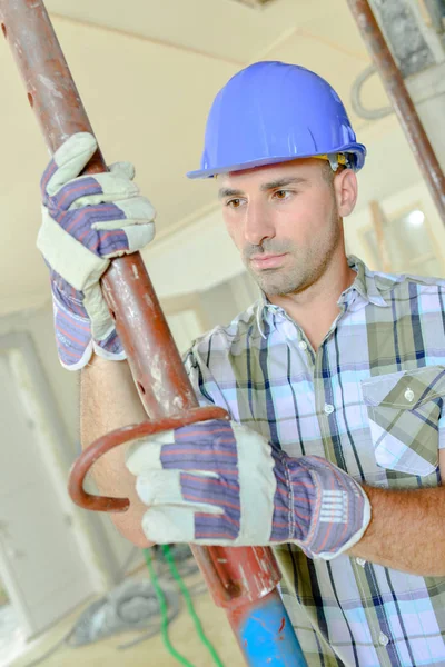 Builder setting up some scaffolding — Stock Photo, Image
