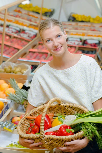 Chica con cesta llena de verduras —  Fotos de Stock
