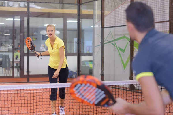 Padel kapalı tenis kortu oynamak — Stok fotoğraf