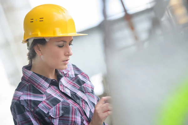 Attractive young female construction worker outdoors — Stock Photo, Image