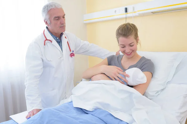 Arzt Beobachtet Mutter Und Neugeborenes — Stockfoto