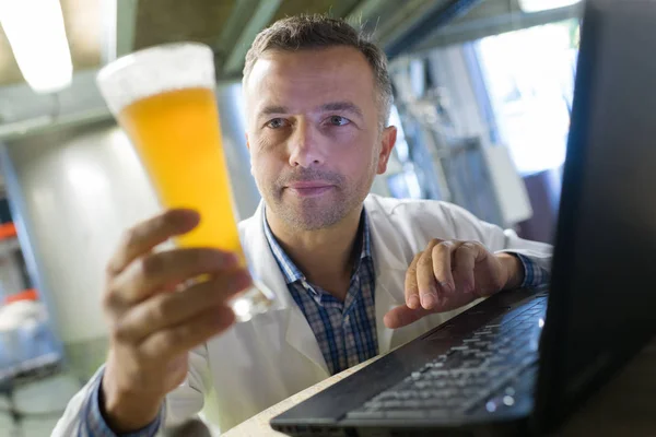 Brouwer Uniforme Proeft Bier — Stockfoto