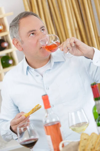 Ein Mann Der Wein Trinkt Und Brot Isst — Stockfoto
