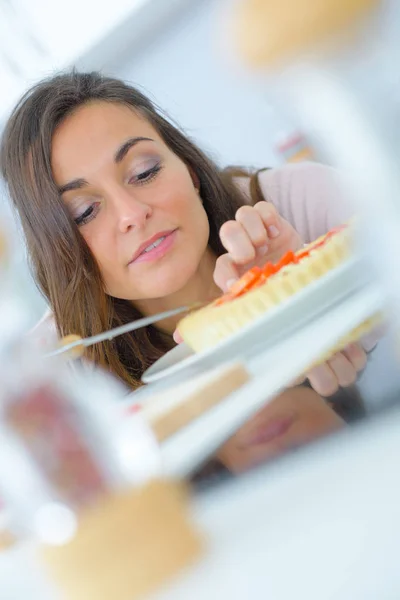 Mujer Preparando Una Tarta — Foto de Stock